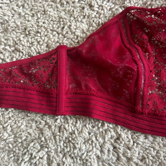 Victoria’s Secret Very Sexy Lace Key Hole Lace Halter Bralette - Picture 5 of 5